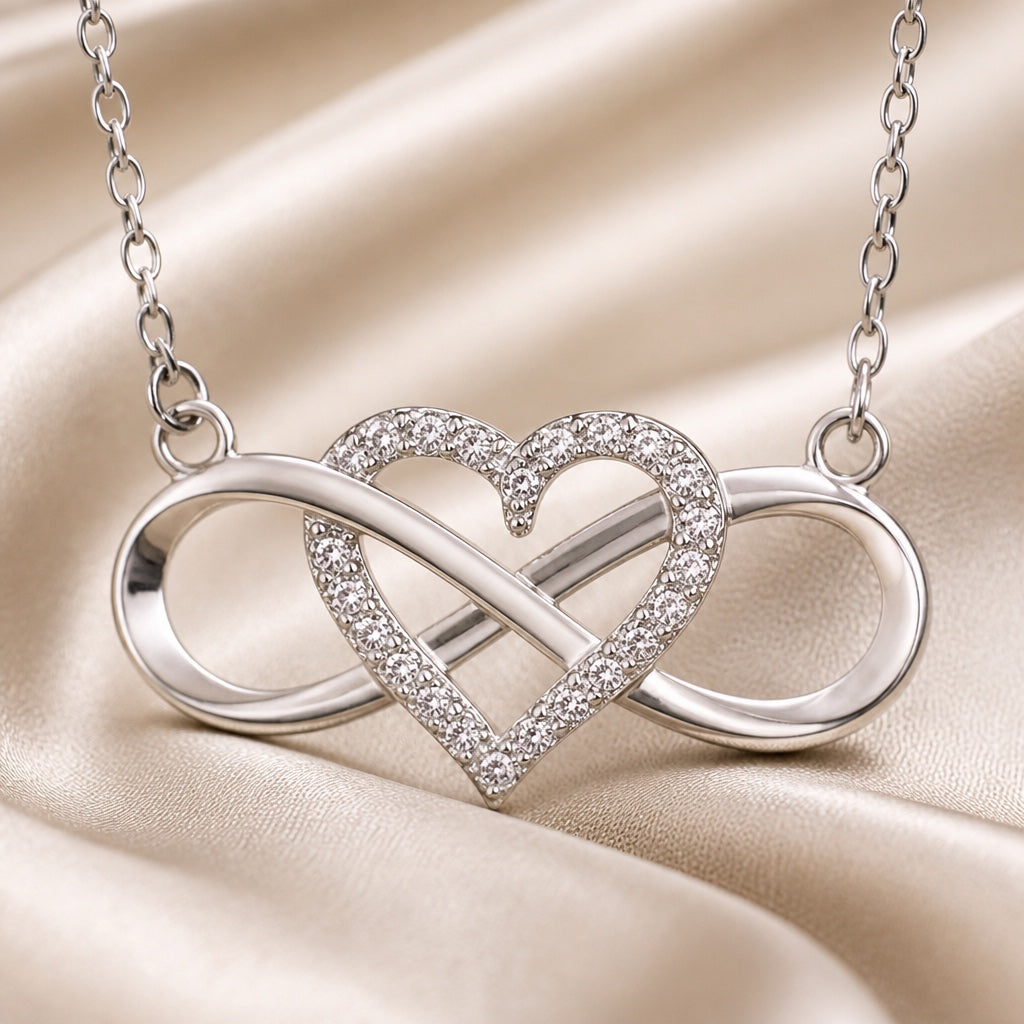 Pendente Cuore Infinito in Oro Bianco con Collana