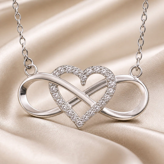 Pendente Cuore Infinito in Oro Bianco con Collana