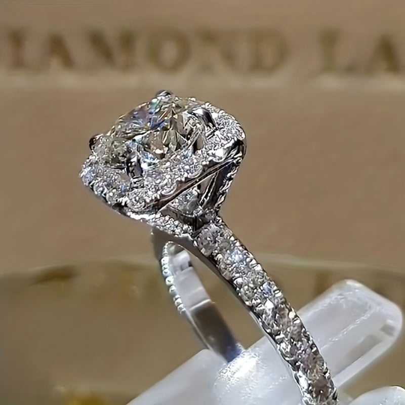 Anello in oro bianco con pietra zirconia incastonata