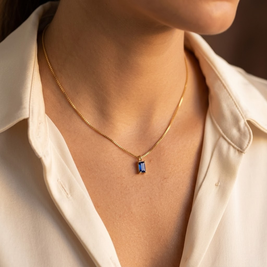Collana Minimalista in Oro e Zaffiro