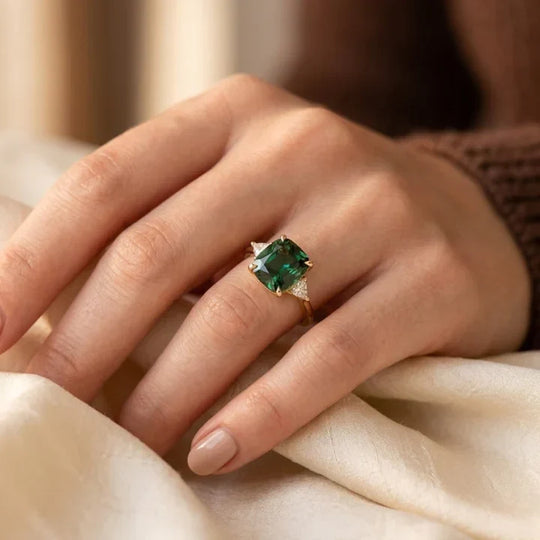 Anello Solitario in Oro con Cuscino