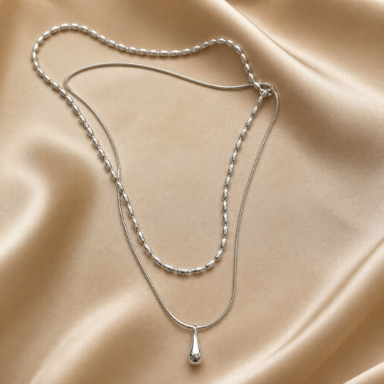 Collana a doppio strato in oro bianco con pendente a forma di goccia