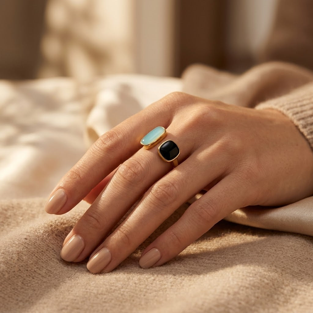 Anello aperto in oro con due pietre