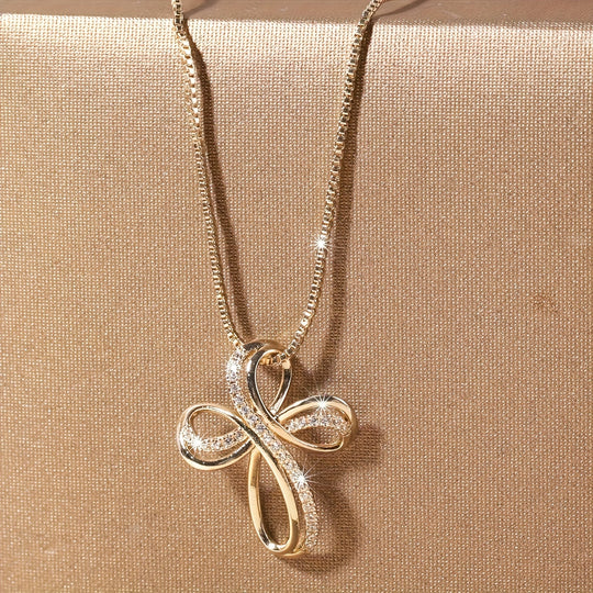 Collana in oro bianco con pendente a croce intrecciata