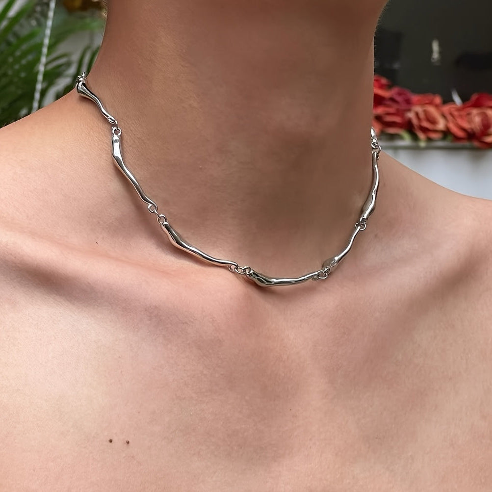 Collana in oro bianco con motivo a onde intrecciate
