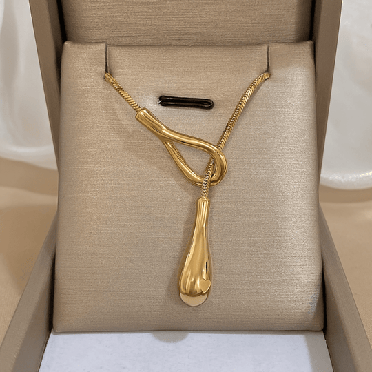 Collana vintage in oro bianco con pendente a forma di goccia