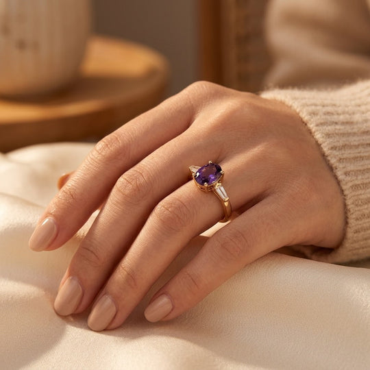 Anello in Oro con Ametista a Tre Pietre