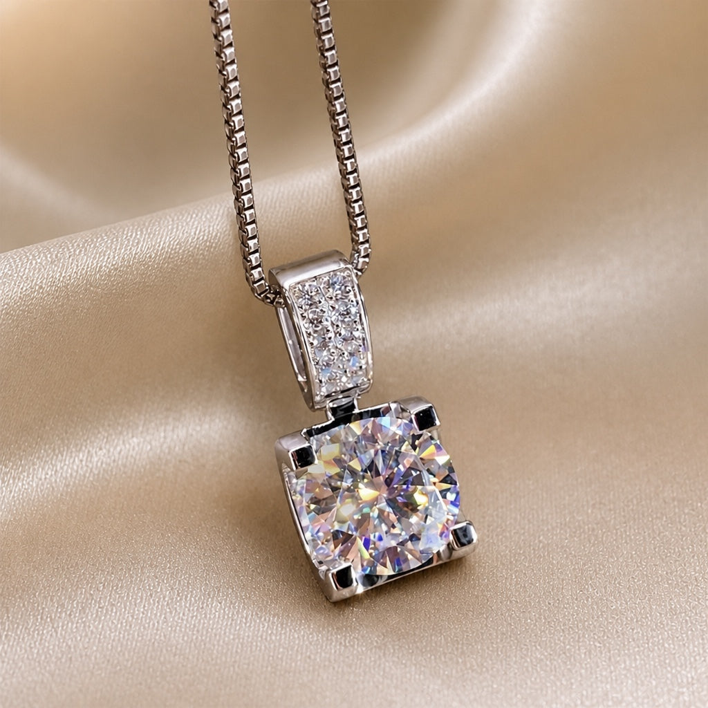 Collana in oro bianco con pendente in zirconia cubica