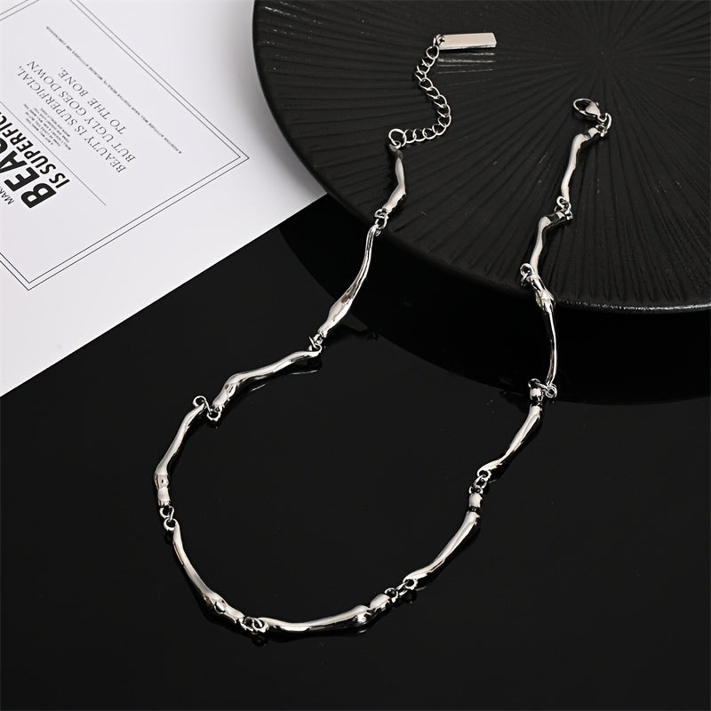 Collana in oro bianco con motivo a onde intrecciate