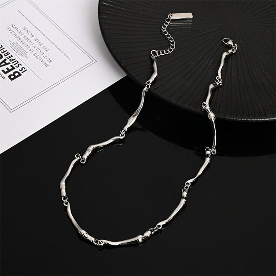 Collana in oro bianco con motivo a onde intrecciate
