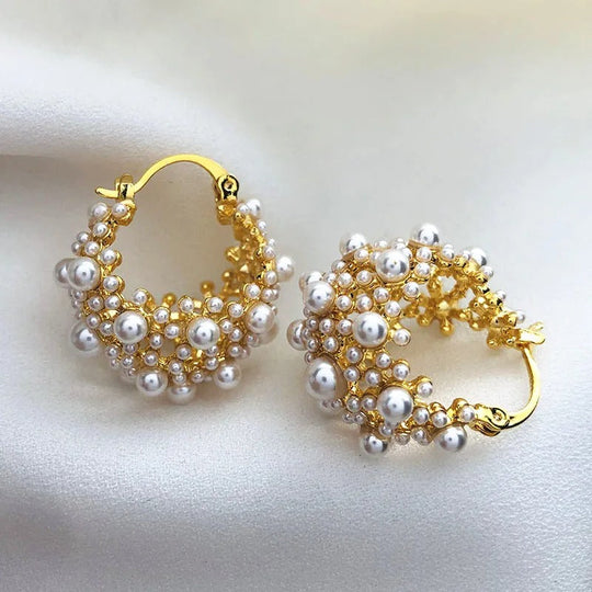 Orecchini in oro dal design vintage con perle