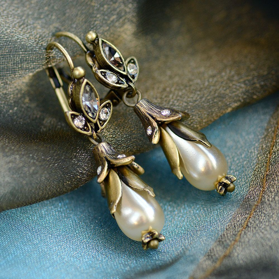 Orecchini floreali pendenti con perle vintage