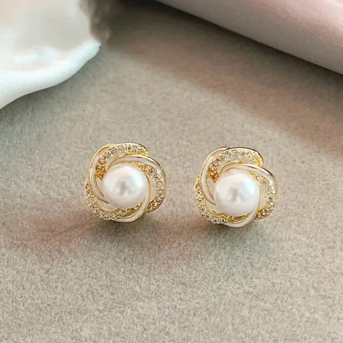 Orecchini pendenti in oro con perle rotonde e zirconia