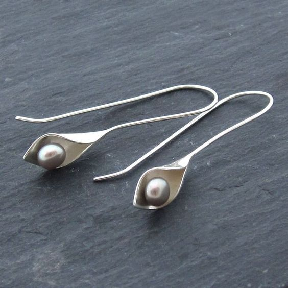 Orecchini rétro con foglia e perla