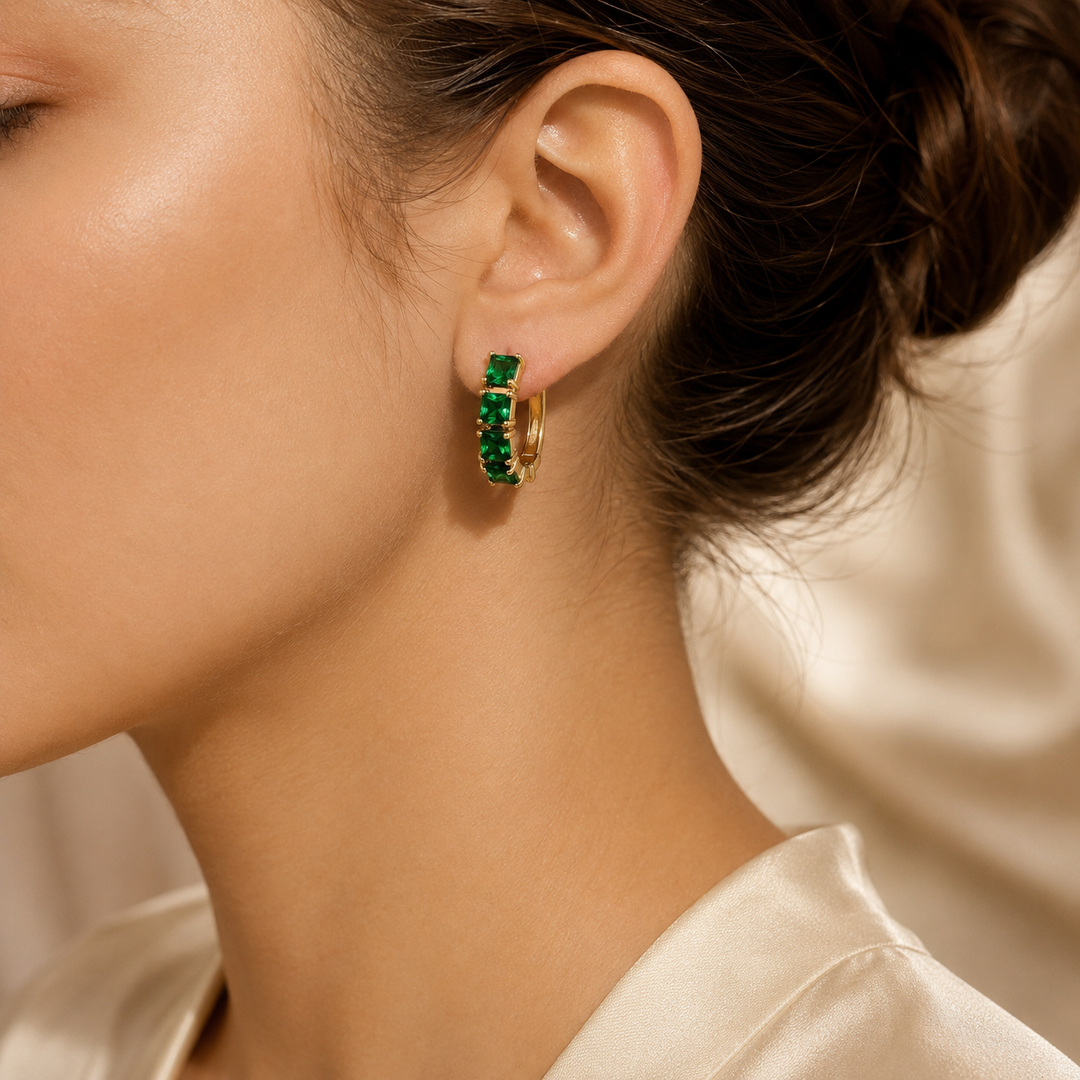 Orecchini a cerchio spessi in oro ed emerald