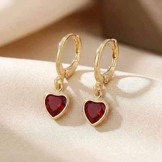 Orecchini pendenti in oro e rubini a forma di cuore