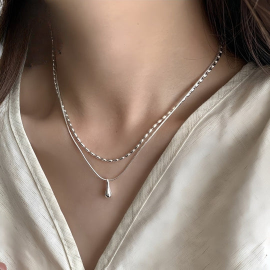 Collana a doppio strato in oro bianco con pendente a forma di goccia