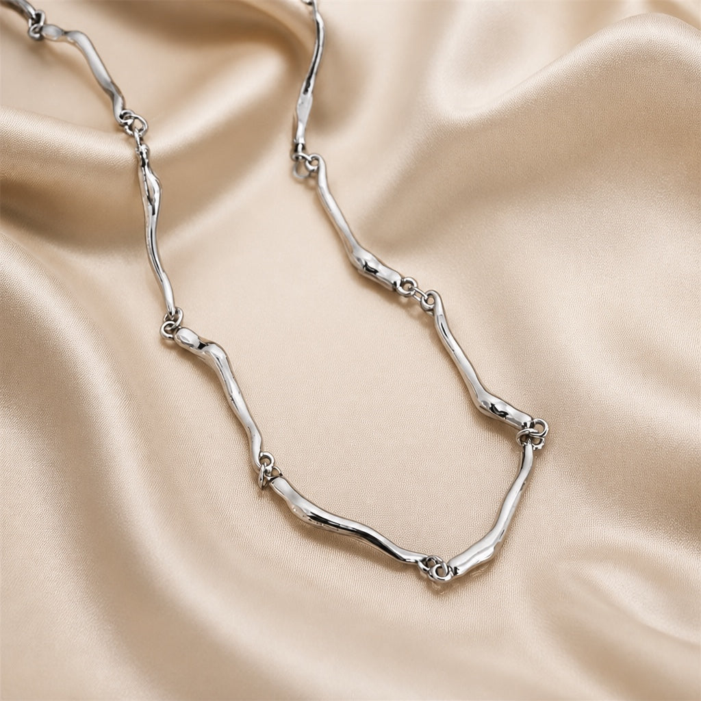 Collana in oro bianco con motivo a onde intrecciate