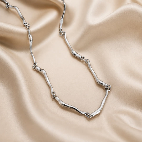 Collana in oro bianco con motivo a onde intrecciate