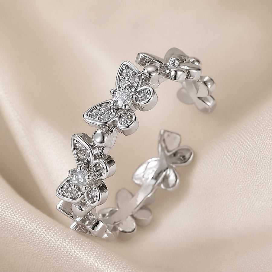 Anello a Forma di Farfalla in Oro Bianco con Cristalli