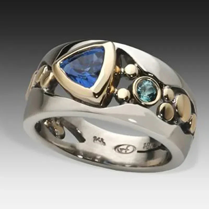 Anello Antico con Gemma di Ghiaccio | Oro Bianco