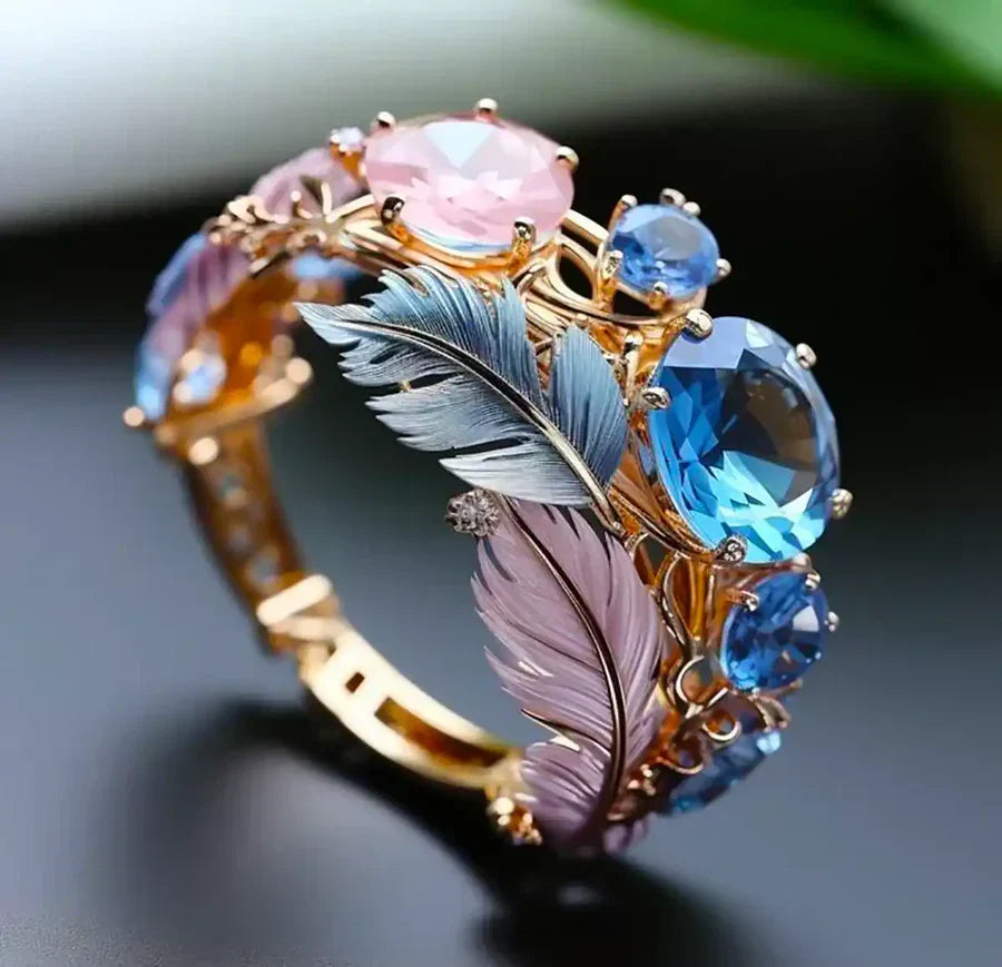 Anello Antico in Cristallo con Piuma Esotica | Oro