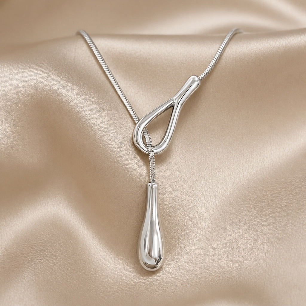 Collana vintage in oro bianco con pendente a forma di goccia