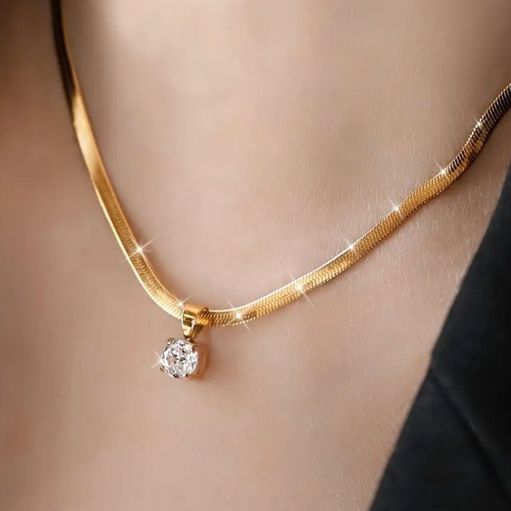 Collana in Oro con Pendente in Strass Elegante