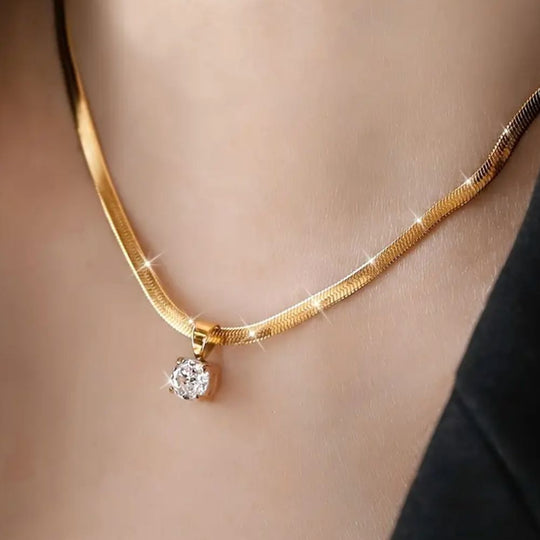 Collana in Oro con Pendente in Strass Elegante